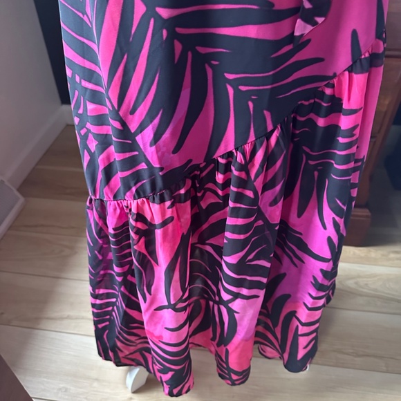 NWT Wrap Maxi Dress Palm Leaf Pattern in Pink tones - Size M - Picture 2 of 4